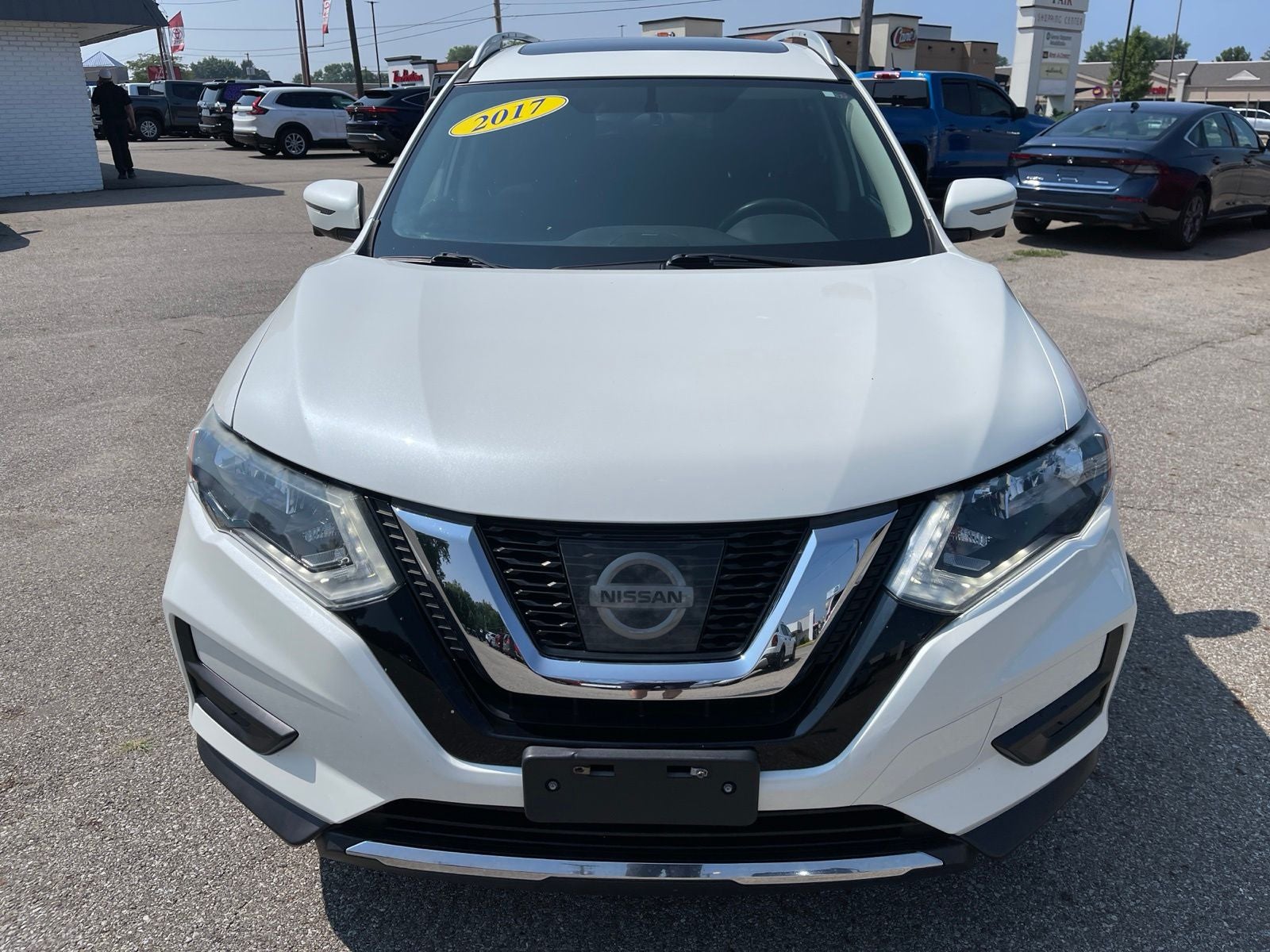 Used 2017 Nissan Rogue SV with VIN 5N1AT2MVXHC877811 for sale in Zanesville, OH